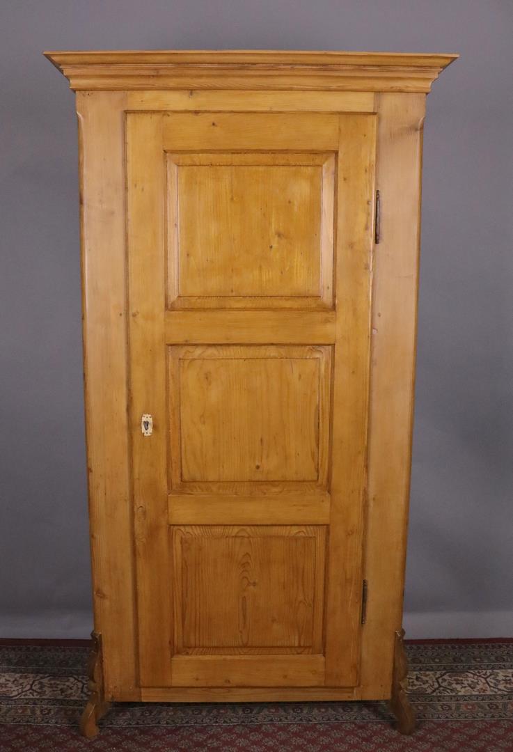 Eintüriger Kleiderschrank um 1870 gebaut