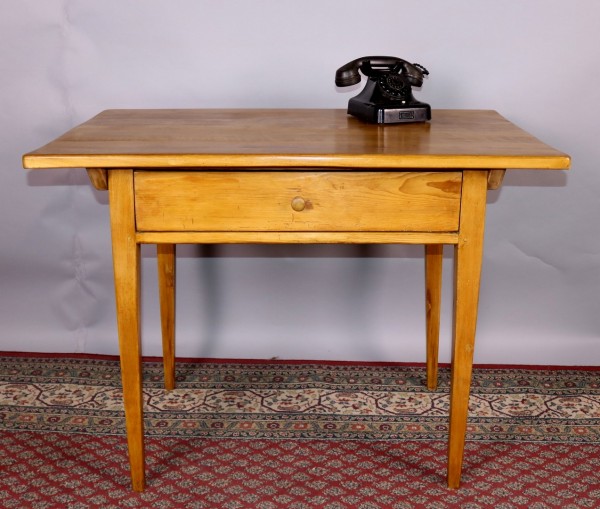 Antiker, kleiner Tisch schlicht aus Buche und Weichholz