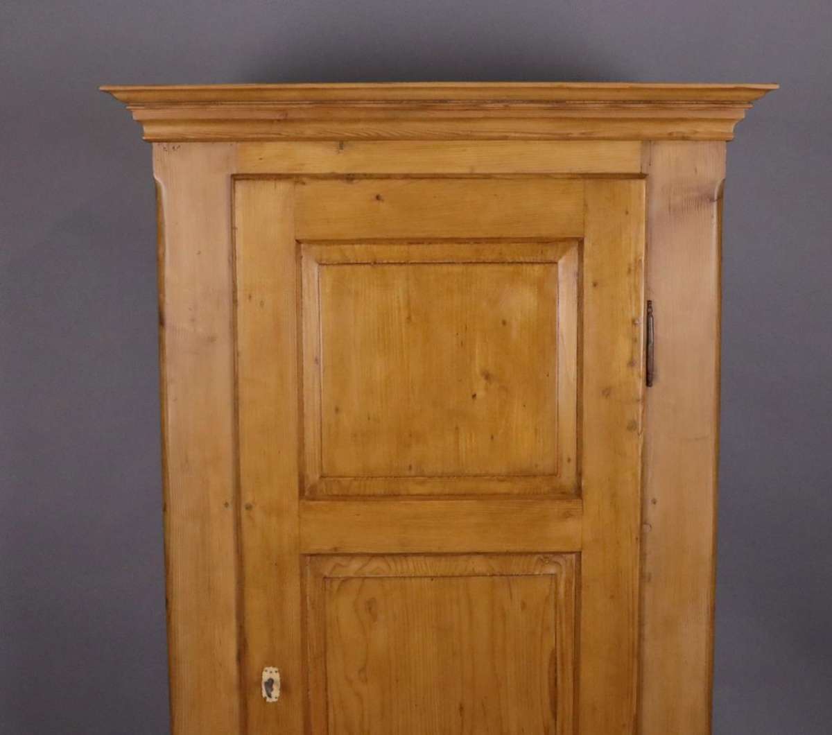 Eintüriger Kleiderschrank um 1870 gebaut